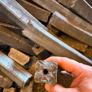 Charbon de bois en briquettes carrées AVC type B pour barbecue, emballage standard 15 kg, prix compétitif - Product Image 1