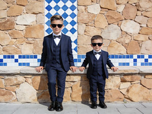 Conjunto de traje formal de 3 piezas azul marino para niños con chaleco y pajarita - Traje de esmoquin para fiesta de boda para niños - Product Image 1