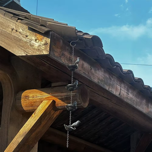 La cadena de lluvia metálica transforma la lluvia ordinaria en una cascada lenta y brillante que se siente intencionada, relajante y casi ceremonial. - Product Image 2