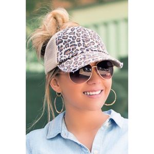 Cappellino da baseball con stampa leopardata e chignon disordinato - Product Image 2