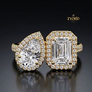 แหวนหมั้นทรงลูกแพร์และทรงมรกตแบบ Toi Et Moi Halo ทำจากทองคำ 18K - Product Image 2