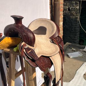 Ensemble de selle western en cuir avec décorations d'art sur bois de qualité supérieure, thème course de barils |   Ensemble de fixation sans clou pour équipement d'équitation en acier inoxydable, façonné à la main - Product Image 2