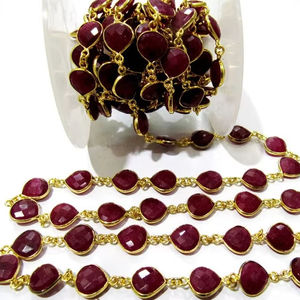 Chaîne de connecteurs en laiton avec facettes en forme de cœur de rubis teinté, 10 mm - Product Image 2