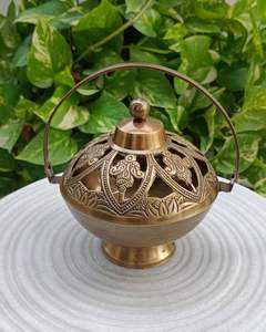 Quemador de incienso Bakhoor de metal dorado que agrega un toque real al diseño de la mesa de café con encanto tradicional de Oriente Medio. - Product Image 6