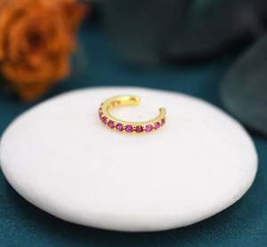 Manchette d'oreille en argent sterling avec zircon cubique rouge rubis, style minimaliste, sans perçage, disponible en argent ou or - Product Image 4