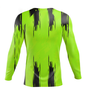 เสื้อคอมเพรสชั่นแขนยาวผู้ชาย สีเขียวนีออน พิมพ์ลายสีดำ ทรงเข้ารูป เสื้อกีฬาแบบซับลิเมชั่น - Product Image 3