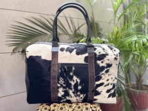 Sacs de voyage en cuir de vachette véritable sculpté à la main, sacs faits à la main, sac de voyage unisexe, grande taille, sac à main en cuir à poils, multi-usages - Product Image 4