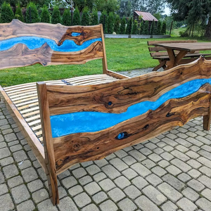 Cama de Madera con Borde Natural y Resina Epoxi River Live Edge, Modelo Blue Canyon, Cama Artesanal de Madera con Resina, Cama de Madera con Borde Natural Crystal Stream, Cama de Madera con Resina Epoxi RiverFlow - Product Image 1