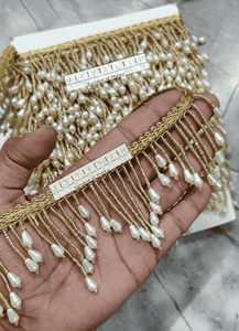 Encaje con Borlas y Cuentas Metálicas Color Crema Dorado – Adorno de Flecos en Forma de Lágrima de Primera Calidad para Bordes de Sarees y Prendas de Lujo - Product Image 3