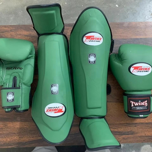 Gants de boxe en cuir personnalisés avec protège-tibias, gants professionnels pour le sparring et l'entraînement, antidérapants et anti-humidité - Vert olive - Product Image 1
