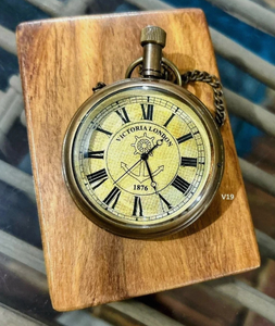 Montre de poche en laiton gravée à la main – Style vintage steampunk nautique - Product Image 2