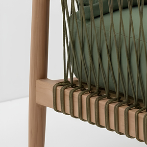 Fauteuil de salon d'extérieur Japandi avec structure en teck massif et accoudoirs en corde tressée, idéal pour les resorts, vérandas et terrasses, avec coussins vert olive - Product Image 5