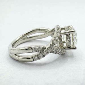 Anillo de compromiso de oro blanco de 8k con diamante cultivado en laboratorio de corte redondo de 2.62 quilates, certificado IGI, con banda dividida - Product Image 2