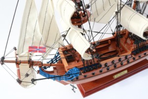 Modèle de bateau à voile russe en bois artisanal ST. PAVEL - Peint à la main, forme personnalisée, objet de collection, décoration d'intérieur - Product Image 3