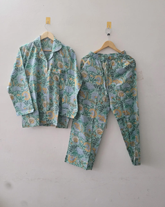 Ensemble pyjama deux pièces pour femme, élégant, vert sauge, en coton tissé, imprimé floral Sanganeri, respirant - Product Image 1