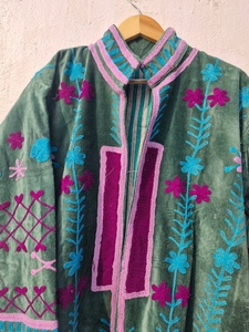 Abrigo de Invierno Largo Verde para Mujer, Estilo Boho Étnico, de Lujo, con Capucha, Acolchado, de Terciopelo Suzani, Ecológico, Resistente al Viento y Bordado - Product Image 2