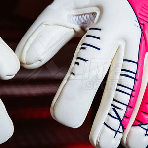 Vente directe usine Gants de football de marque personnalisables pour gardien de but, avec impression d'équipe, paume en latex à adhérence et dos flexible, pour usage extérieur de haute performance - Product Image 3