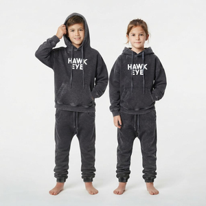 Conjunto de dos piezas de sudadera con capucha y pantalón jogger oversize con lavado ácido para niños, estilo urbano, estampado personalizado, de fábrica de prendas. - Product Image 3