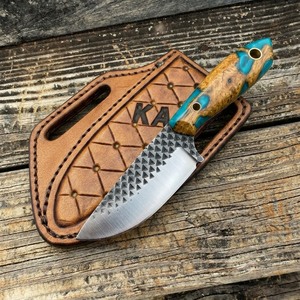 Cuchillo EDC de hoja fija de acero hecho a mano con raspador, mango híbrido de madera de Burl y resina turquesa, con funda de cuero - Product Image 3