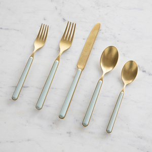 Magnifique ensemble de couverts dorés, avec de superbes poignées rayées noires et blanches, couverts de qualité supérieure, disponibles à prix de gros. - Product Image 5