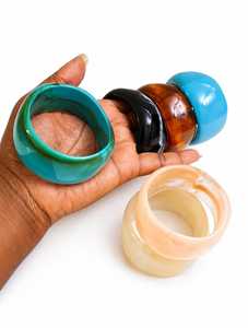 Ensemble de bagues en résine polies, écologiques et faites à la main, aux couleurs ambre noir, bleu sarcelle et crème, de forme organique, bijoux artisanaux - Product Image 2