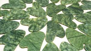 Outil <span class=keywords><strong>de</strong></span> massage facial <span class=keywords><strong>Gua</strong></span> <span class=keywords><strong>Sha</strong></span> Top BeautifulGHM 2025 : Jade Xiuyan vert en forme <span class=keywords><strong>de</strong></span> cœur, <span class=keywords><strong>Gua</strong></span> <span class=keywords><strong>Sha</strong></span> en <span class=keywords><strong>pierre</strong></span> naturelle pour 6 <span class=keywords><strong>bienfaits</strong></span> pour la peau - Product Image 2