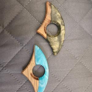 Marque-page en bois naturel et résine pour livres - Product Image 4