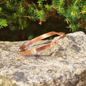 Bracelet fin torsadé en cuivre pur, style hippie bohème chic, bijou de guérison naturelle, fabriqué à la main au Népal - Product Image 6