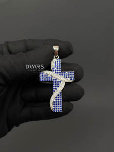 Pendentif Croix Saphir Bleu et Moissanite Effet Glacé Tendance – Personnalisable pour Hommes et Femmes – Nouveauté Promotionnelle - Product Image 1