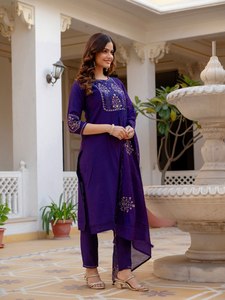 Conjunto de Kurti Bordado Premium para Mujer en Viscosa Mango Silk con Dupatta de Seda Maslin |   Fabricante de Ropa al por Mayor - Product Image 1