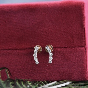 Boucles d'oreilles clous pour femmes en argent 925 plaqué rhodium, diamants de laboratoire courbés taille brillant, certifiées IGI, marque VDS, style minimaliste - Product Image 1