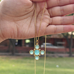 Collar con Colgante de Calcedonia Aqua Vintage Católico Inspirado en la Fe, Motivo de Cruz, Latón Sólido Texturizado, Chapado en Oro, Ajustable, a la Moda - Product Image 5