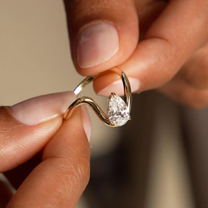 Bague de fiançailles en or jaune avec diamant taille poire pour femme, pierre naturelle certifiée GIA de luxe - Product Image 4
