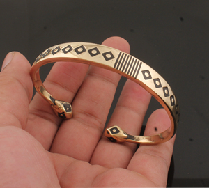 Bracelet manchette vintage plaqué or, design original pour femme, plaqué or 18 carats, style antique, fait main, ethnique, tendance - Product Image 3