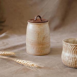 Ensemble de bocaux de rangement minimalistes pour cuisine avec couvercle en bois et fente pour cuillère – Organisateur de comptoir peu encombrant – Solution élégante pour garde-manger - Product Image 6