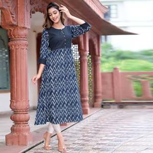 Kurta pour femme en coton bleu, imprimé chevron zigzag, coupe trapèze, avec broderie Kantha, col à découpe, manches trois-quarts, style ethnique mondial - Product Image 1