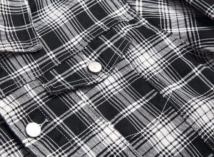 Chemise-veste en coton à carreaux noirs et blancs pour homme, col rabattu, fermeture à boutons simple, longueur standard, en vente - Product Image 5