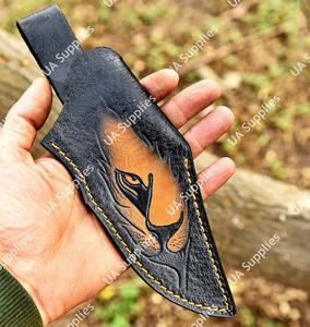 Funda de Cuero Premium Hecha a Mano con Diseño de Cara de León, Funda Vertical para Cuchillo de Cuero Genuino de Vaca Negra con Diseño Animal Grabado y Presilla para Cinturón - Product Image 2