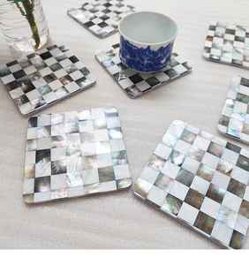 Exquisito Posavasos Hecho a Mano con Nácar y Mosaico Blanco y Negro para Decoración de Mesa - Product Image 2