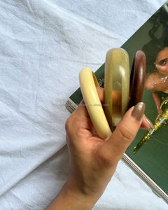 Bracelet jonc en résine à motif marbre de luxe pour femmes, bijoux en acrylique haute brillance avec finition élégante, style de créateur tendance - Product Image 3