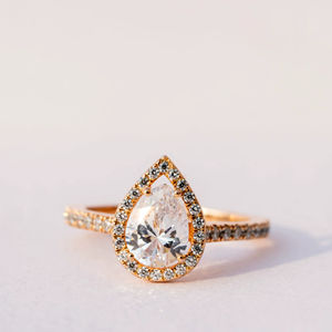 Anillo de compromiso con diamante cultivado en laboratorio en forma de pera, halo de diamantes pavé, anillo nupcial de oro. - Product Image 1