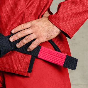Traje de BJJ Lavado Más Vendido, Color Rojo, Ligero, Transpirable, de Algodón Perlado, Personalizable, Preencogido, con Aberturas Laterales y Cinturón Negro - Product Image 6