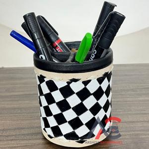 Porte-stylo en cuir véritable de vache, artisanal et gravé, noir et blanc, à motif damier, design de créateur, fait main, accessoire de rangement de bureau 2026 - Product Image 1