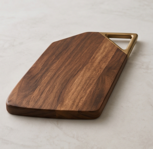 Tabla de Cortar de Cocina de Madera de Mango con Acabado de Nogal Sostenible, Plato Asimétrico Artesanal con Agarre Triangular de Latón - Product Image 2