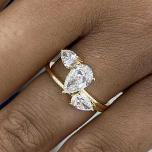 Anillo de Tres Piedras con Moissanita de Corte Pera de 2.00 Ct, Doble Banda, Plata 925 con Baño de Rodio, Regalo de Boda para Mujer - Product Image 1