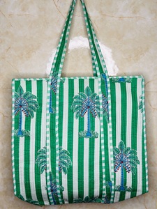 Bolso de mano hecho a mano con diseño de palmera |   Bolso de Hombro Acolchado de Algodón |   Bolsa de Mano con Estampado Tropical |   Bolso de uso diario con estampado de rayas para mujer - Product Image 6