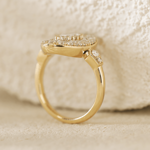 Bague de fiançailles vintage en or jaune 18 carats avec diamant ovale de 0,75 ct cultivé en laboratoire, certifié IGI, halo mosaïque, baguette conique et anneaux ronds - Product Image 3