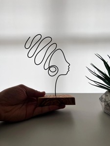 Sculpture en fil de fer pour femme avec base en bois, objet décoratif de table pour la maison, le bureau, le salon, la décoration festive et de célébration - Product Image 3