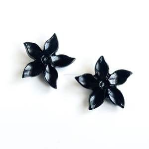 Pendentif Fleur en Onyx Noir Naturel Sculpté à la Main, Pierre Précieuse de 18 MM, Breloque Fleur en Cristal pour la Fabrication de Bijoux, Vente en Gros - Product Image 5