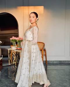 Ensemble indien Anarkal brodé blanc, robe à manches longues, pantalon évasé, dupatta, tenue de fête et de mariage pour femmes - Product Image 2